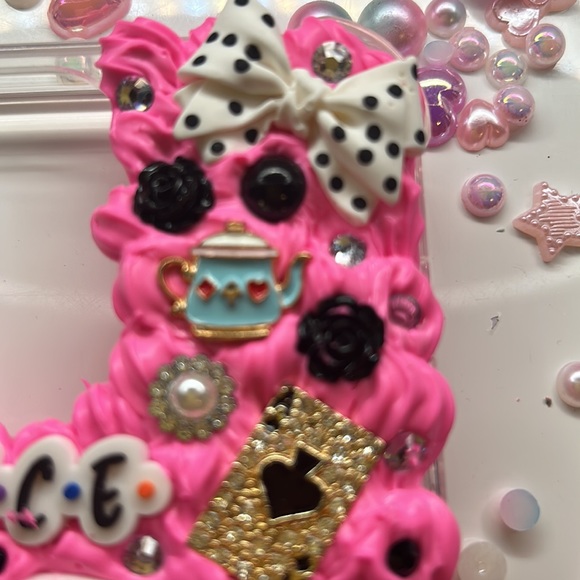 iPhone 14 plus Alice in wonderland - Picture 4 of 8